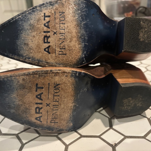Ariat x Pendleton brown western bootie Aztec print on back
US size 8.5 - Picture 4 of 5